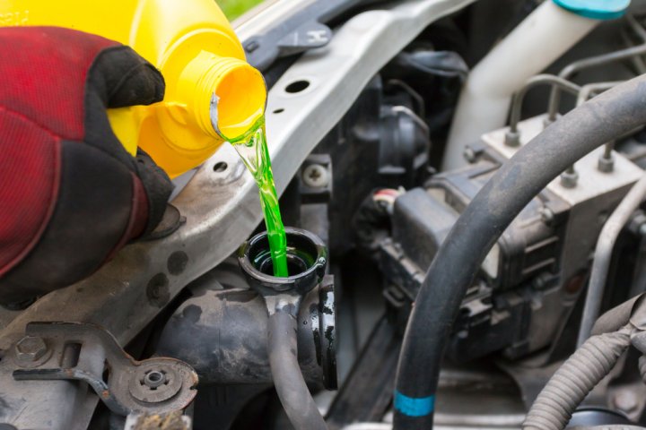 Description: pouring coolant in the car